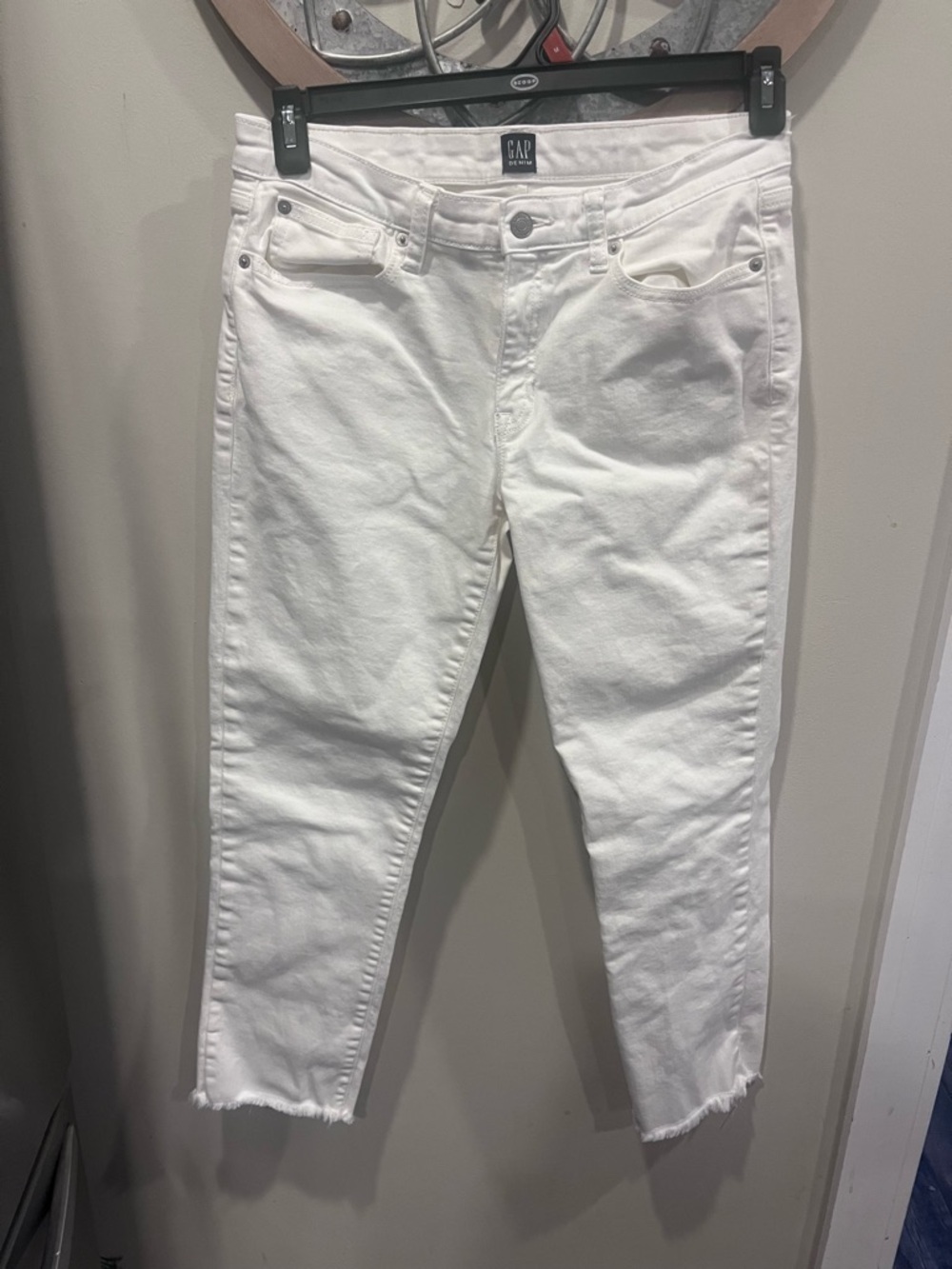 GAP White Cropped Skinny Jeans with Frayed Hem